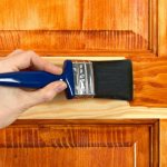 Чем покрасить деревянную дверь