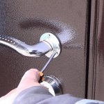Removing the door handle