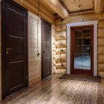 Двери внутри деревянного дома