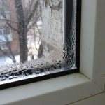 Photo: condensation around the perimeter of the double-glazed window confirms that the aluminum spacer frame is the weakest link in the double-glazed window