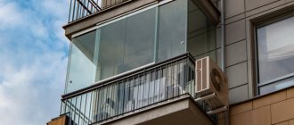 Фото снаружи балкона с безрамным остеклением