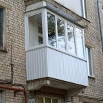 Photo: in most old houses, the balconies are not glazed according to the design. In this case, glazing needs to be coordinated, although few people do this. © depositphotos 