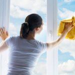 картинка женщина моет окно