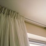 Light curtain on a single-row ceiling-type cornice