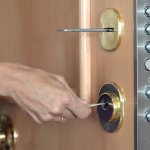 The front door lock is stuck - what to do?